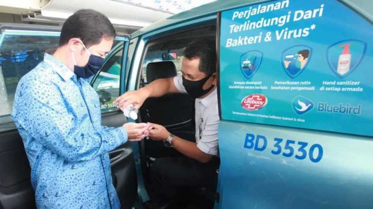 Jaga Kenyamanan Penumpang, Taksi Bluebird Kini Wajib Sediakan Hand Sanitizer Berbasis Alkohol