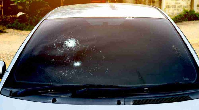 Kaca Mobil Retak, Masih Bisa Diperbaiki atau Wajib Diganti?