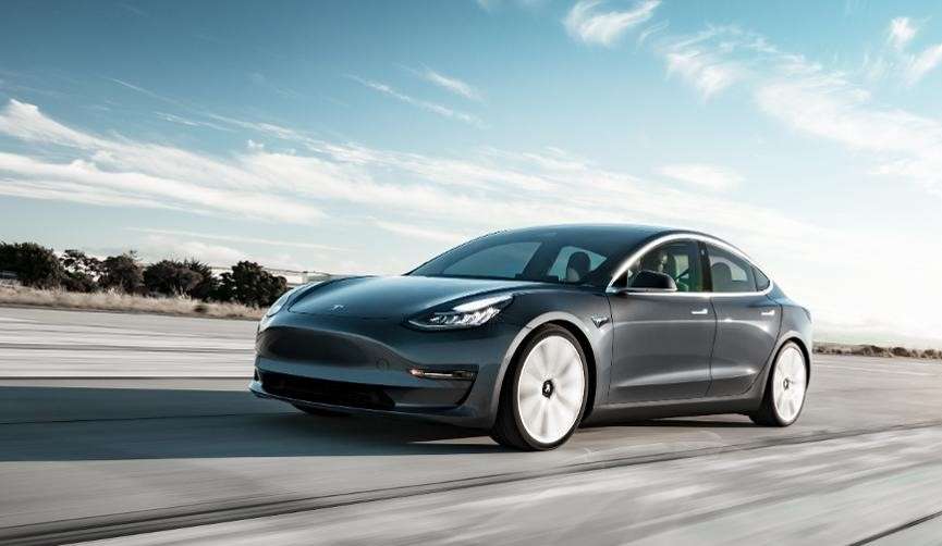 Mobil Self driving autopilot Tesla Model 3