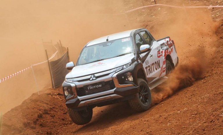Konsumen ‘Disiksa’ Pembalap Rally International Naik Mitsubishi Triton
