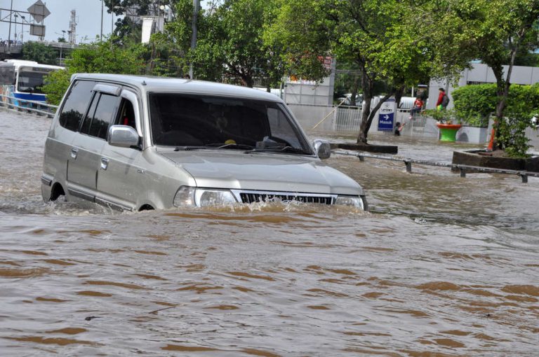Alasan Asuransi Tak Cover Mobil Mogok Karena Sengaja Menerobos Banjir