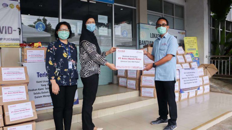 AHM Bagikan 990 Paket Lebaran ke Petugas Pendukung Medis dan Masyarakat