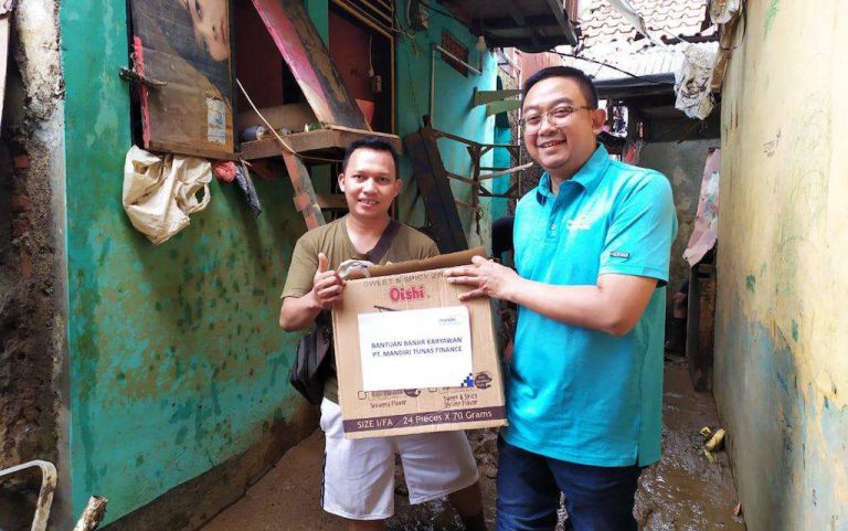 Serahkan Bantuan ke Karyawan Terkena Banjir, Dirut MTF Turun Langsung