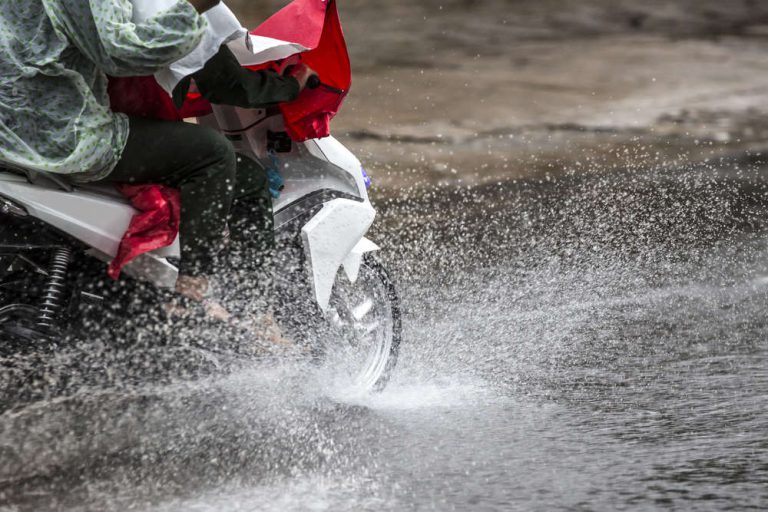 Rider, Perhatikan 5 Cara Melakukan Pengereman Saat Hujan