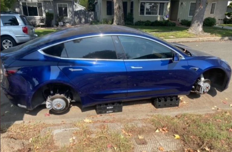Marak Pencurian Pelek dan Ban Mobil Tesla Model 3 Saat Parkir