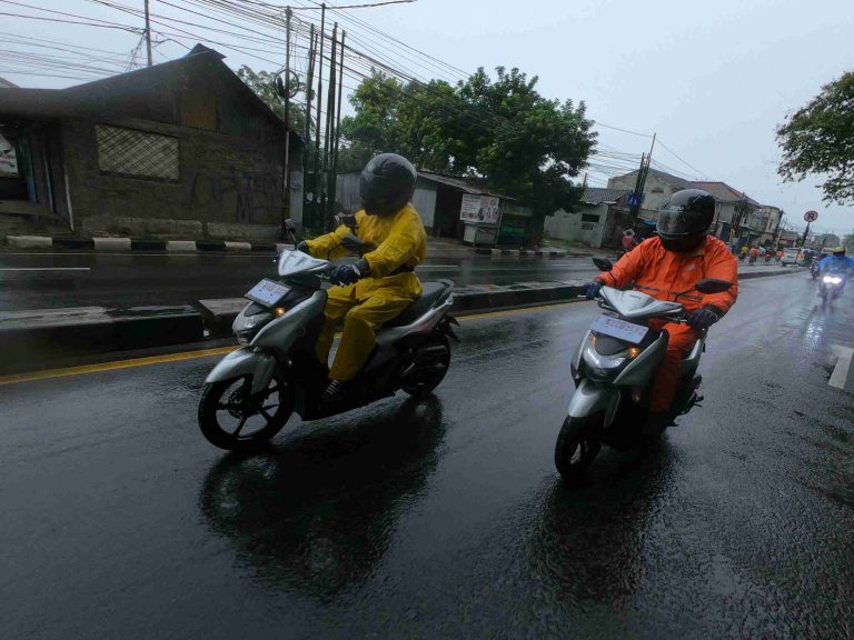 5 Cara Aman Berkendara Sepeda Motor Saat Hujan