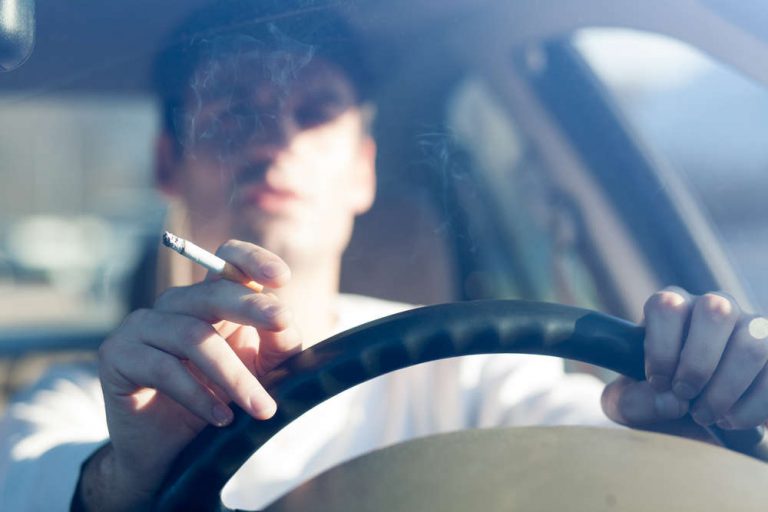 Cara Ampuh Hilangkan Bau Rokok di Dalam Mobil Cukup di Rumah Aja