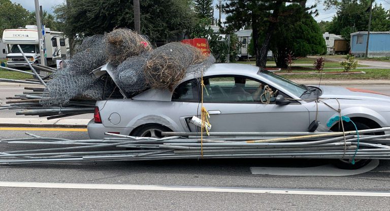 Sedih, Ford Mustang Dipakai Untuk Angkut Pipa Besi dan Gulungan Kawat