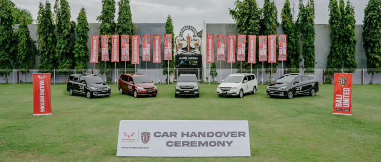 Lanjutkan Komitmen Dukung Bali United, Wuling Motors Serahkan 5 Unit Mobil Baru