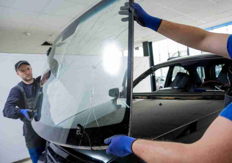 5 Penyebab Kaca Depan Mobil Retak Tiba-tiba