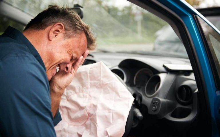 Gosip atau Fakta, Airbag Mengembang Membahayakan Pengemudi Berkacamata dan Menyebabkan Hidung Patah?