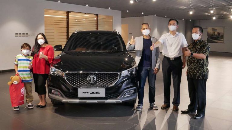 Wanita Ini Resmi Jadi Pemilik Pertama MG ZS di Indonesia