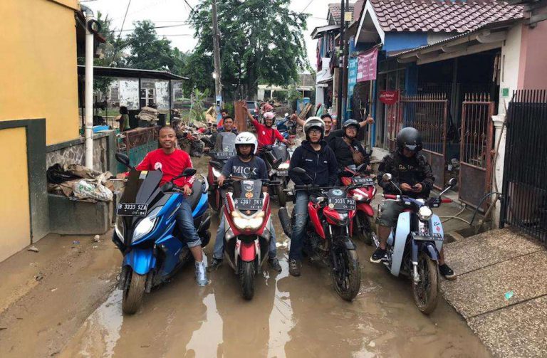 Forum Wartawan Otomotif Kunjungi Korban Banjir di Bekasi