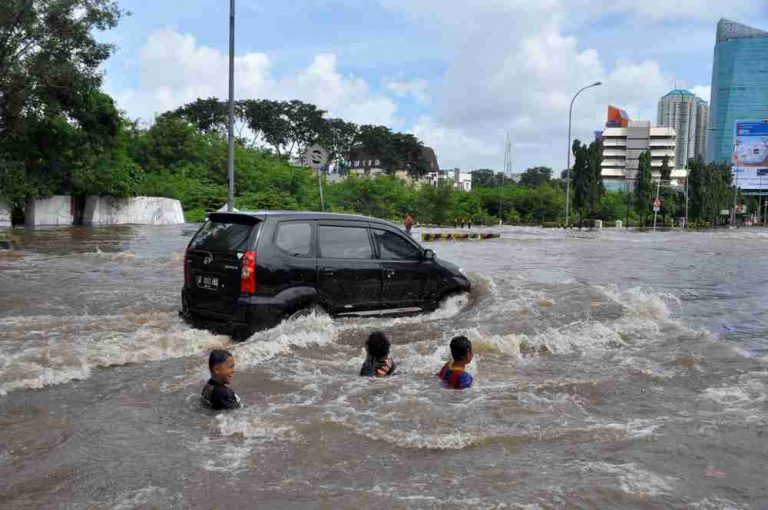 3 Alasan Klaim Kerusakan Mobil Akibat Banjir Ditolak Asuransi