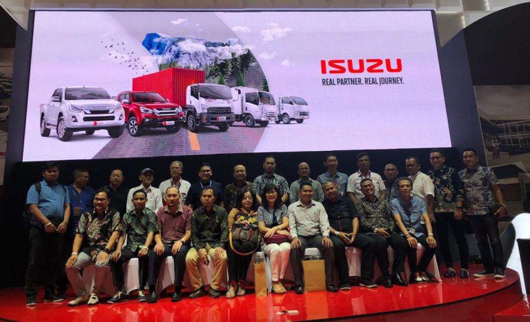 Isuzu Serahkan Penghargaan Kepada Puluhan Perusahaan Karoseri