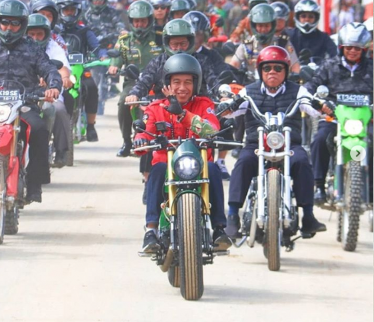Jokowi dan Para Menteri Touring Naik  Sepeda Motor Meninjau Perbatasan RI-Malaysia