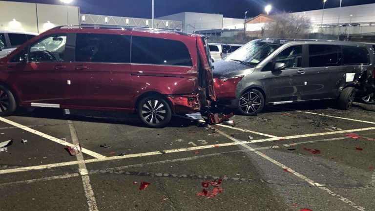 Tak Terima Di PHK, Mantan Karyawan Mercedes-Benz Rusak 50 Mobil Diparkiran
