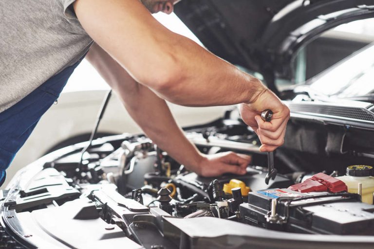 4 Cara Mudah Membersihkan Mesin Mobil di Rumah