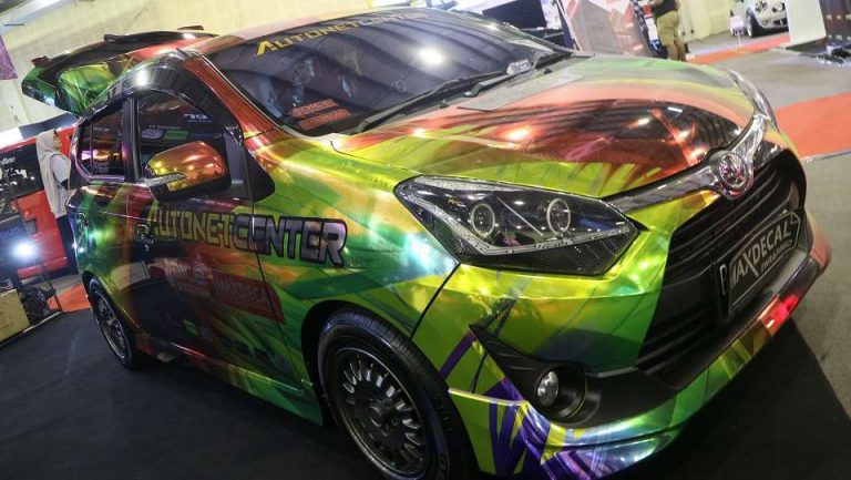 Hal yang Harus Diperhatikan Saat Pasang Stiker di Mobil