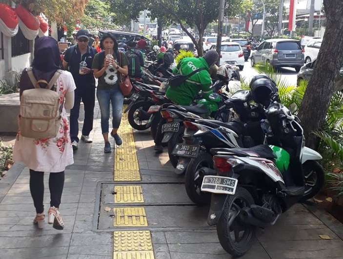 Jangan Sepelekan Mengemudi Lewat Jalur Trotoar, Ini Sanksinya