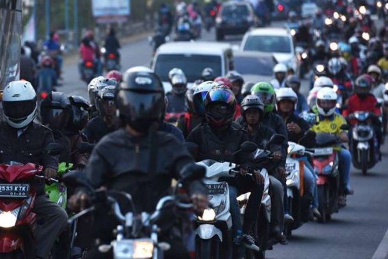 Cara yang Benar Berkendara Motor dan Naik Ojek Online Lebih Aman