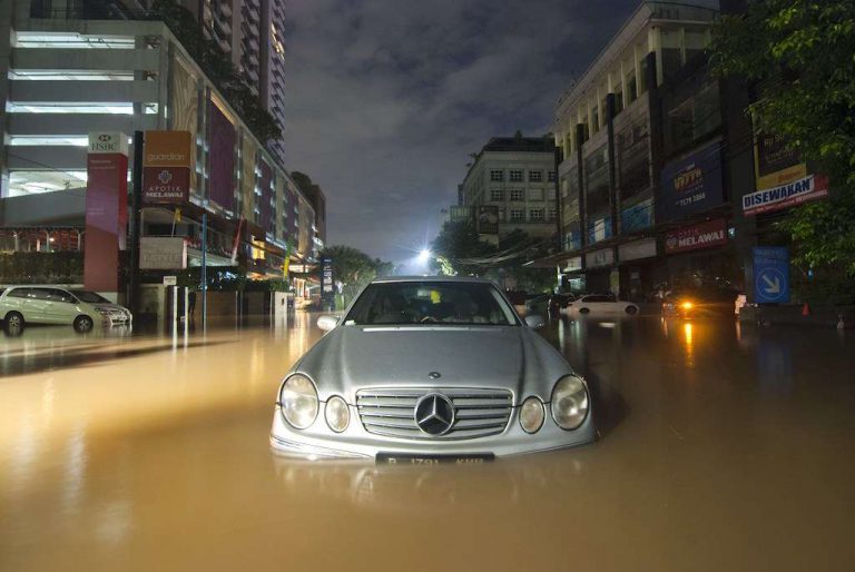 Ini Cara Mudah ‘Kepoin’ Mobil Bekas Banjir
