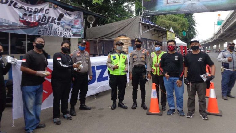 Karyawan Suzuki dan Komunitas Bandit Indonesia Berbagi Masker di Jalan