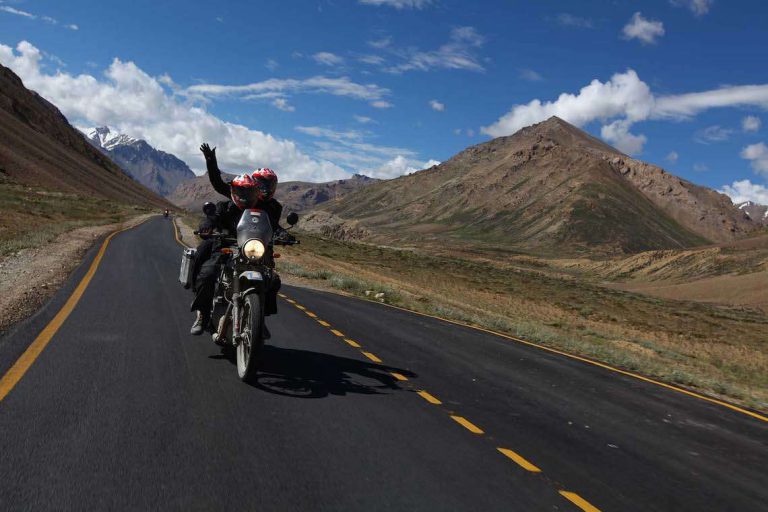 Pasangan Darius – Donna Agnesia Tuntaskan Misi Capai Khardung La Pass Himalaya