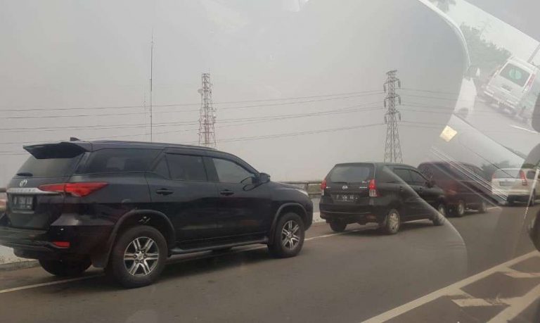 Fenomena Menunggu Ganjil Genap di Bahu Jalan Tol, Bisa Kena Pidana Atau Denda