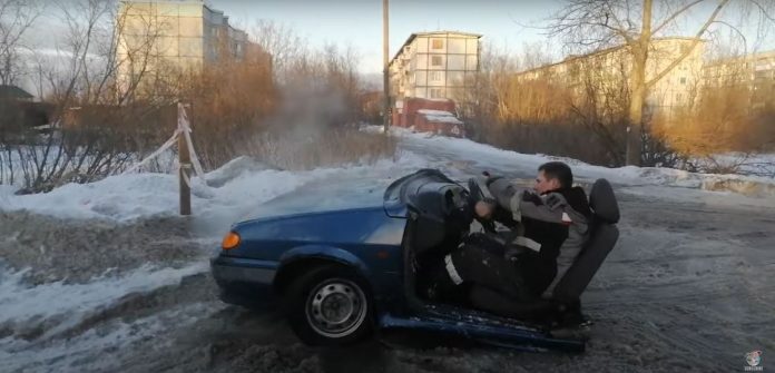 Drift menggunakan mobil setengah