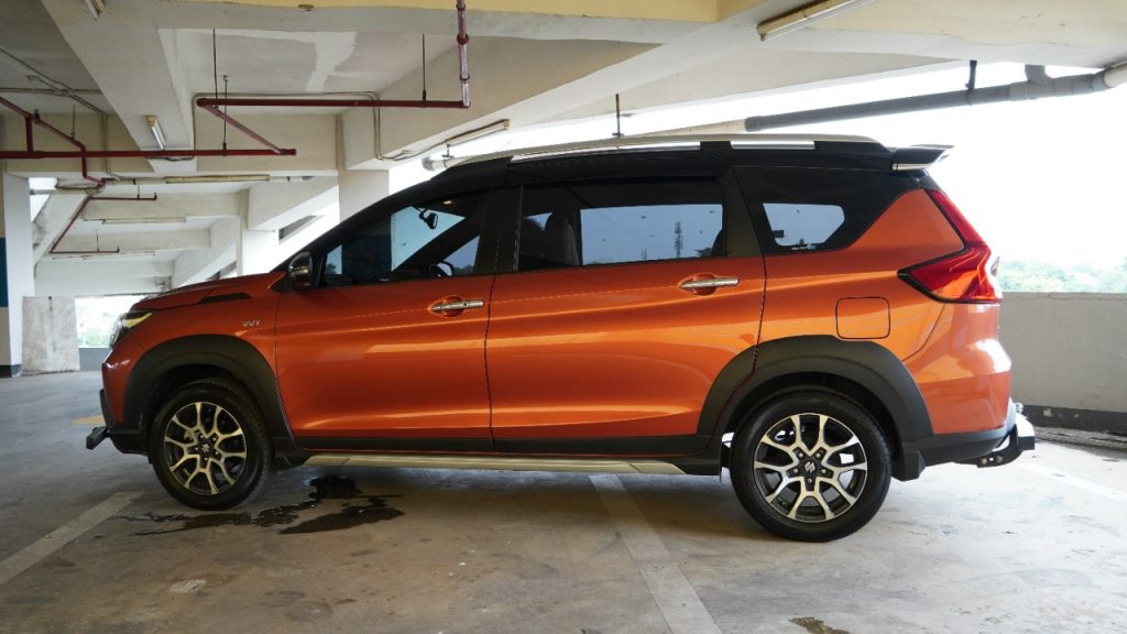 Suzuki XL7 tampak samping