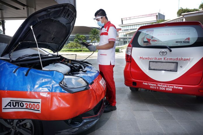 Teknisi Toyota Auto2000 melakukan pengecekan