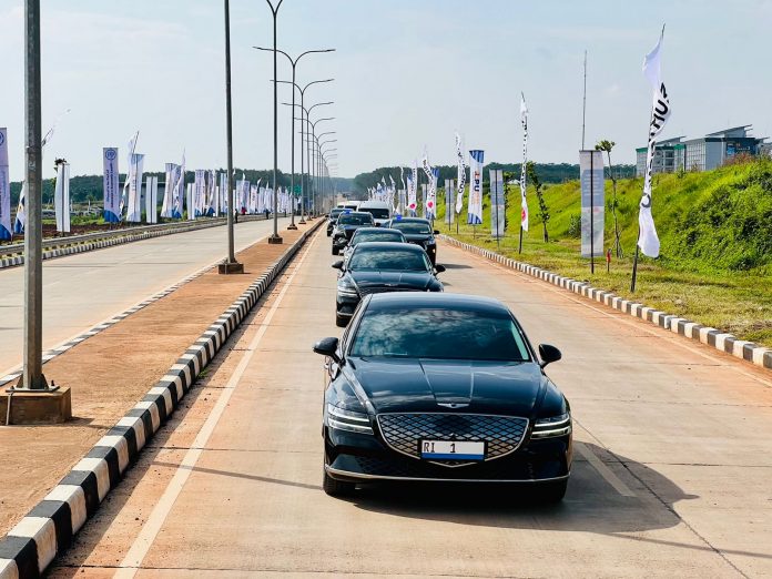 Presiden Joko Widodo (Jokowi) dan Ibu Negara Iriana menjajal mobil listrik Genesis G80 saat kunjungan ke Kawasan Industri Terpadu Batang (KITB) di Kabupaten Batang, Jawa Tengah, Rabu (9/6/2022).