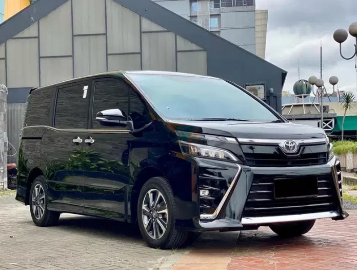 Review Toyota Voxy, Mobil Mewah Seperti Alphard Mini!