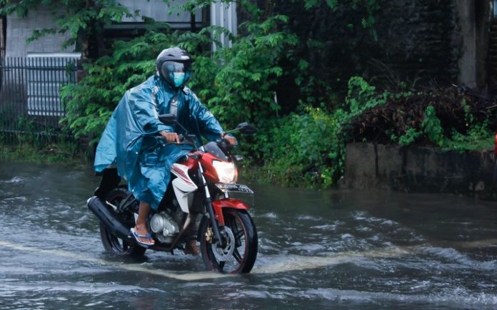 penggunaan sandal jepit saat naik motor