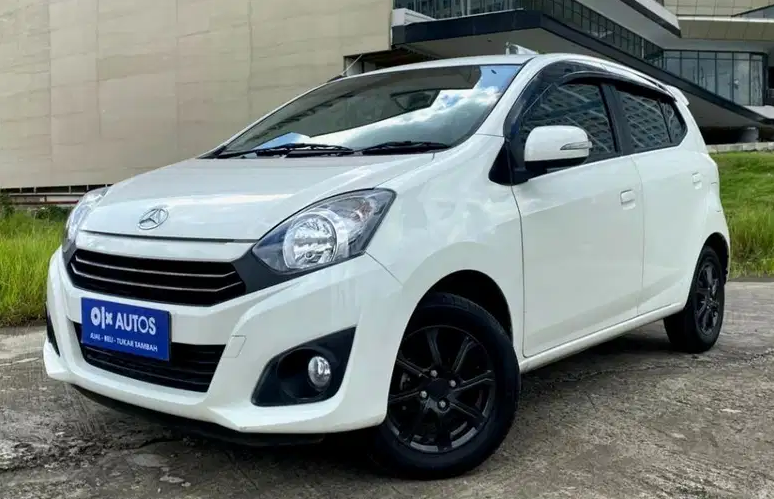 Daihatsu Ayla Mobil 100 jutaan