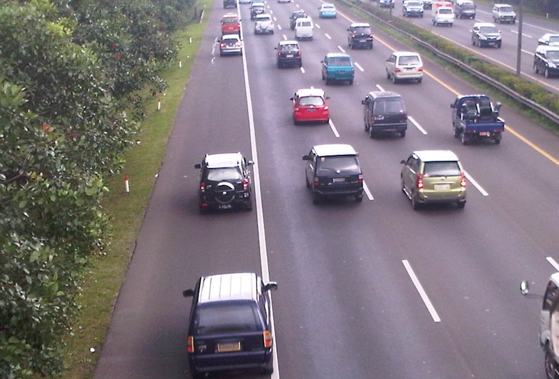 Ilustrasi melaju di bahu jalan tol