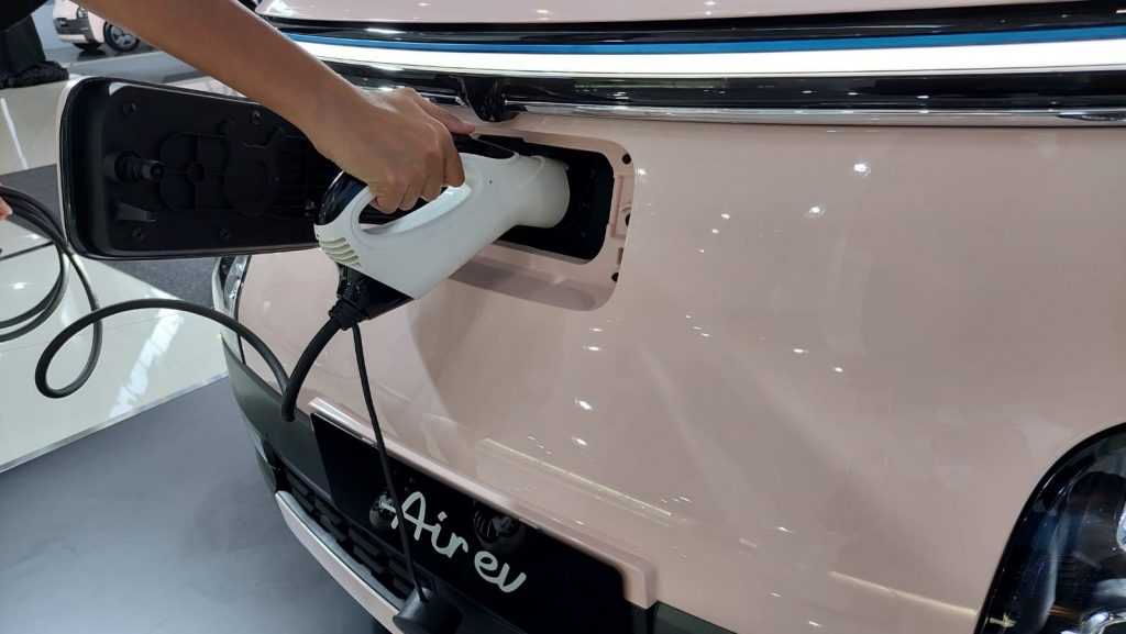 Pengecasan Wuling Air di belakang logo W (Wuling).