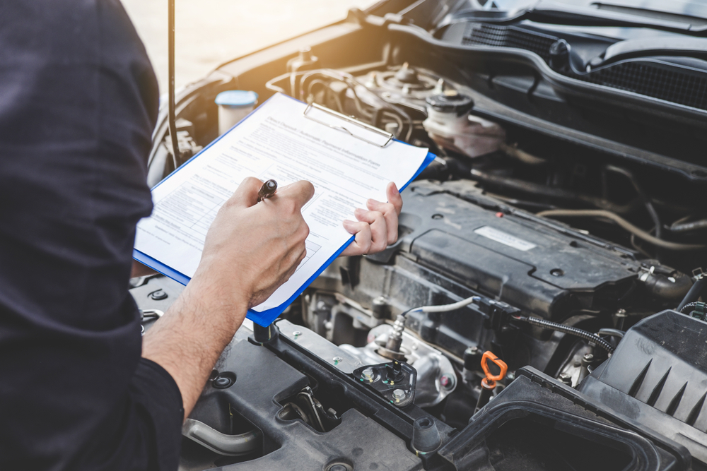 tips membeli mobil bekas dengan mengecek performa mesin mobil