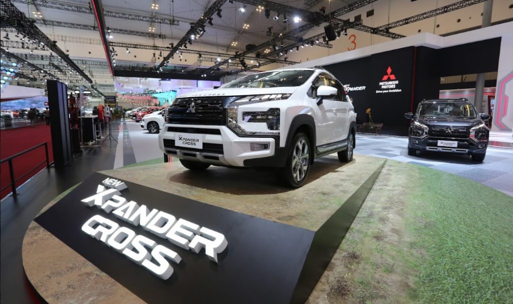 Mitsubishi Xpander Cross display