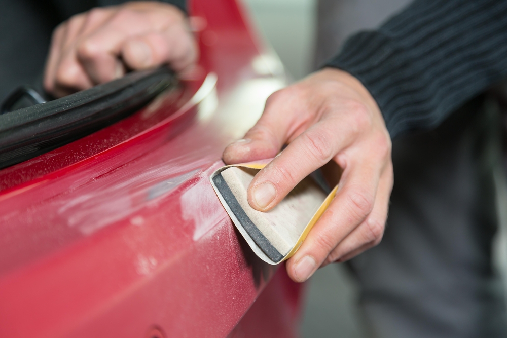 Menghilangkan baret mobil dengan amplas