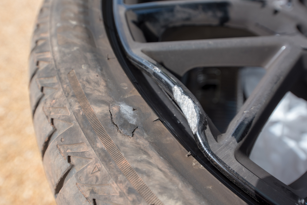 Velg penyok yang menyebabkan ban bocor halus