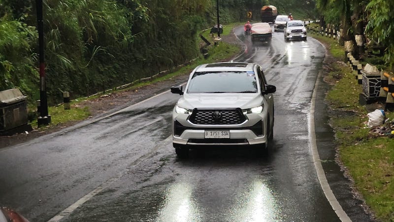 Test Drive Kijang Innova Zenix