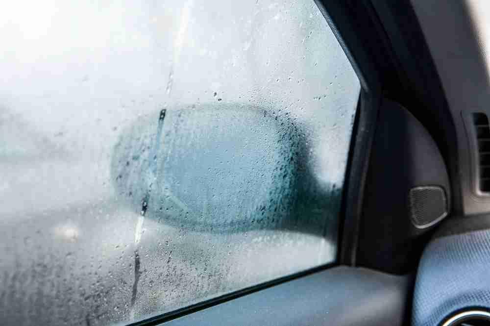 Cara mengatasi kaca mobil berembun