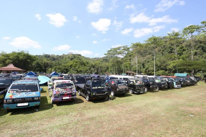 Gathering komunitas Mitsubishi Colt L300