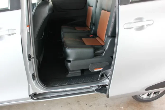mobil pintu geser