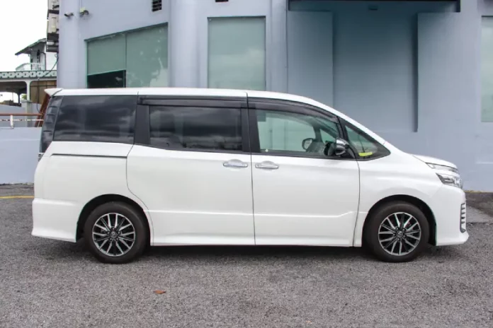 toyota voxy (1)