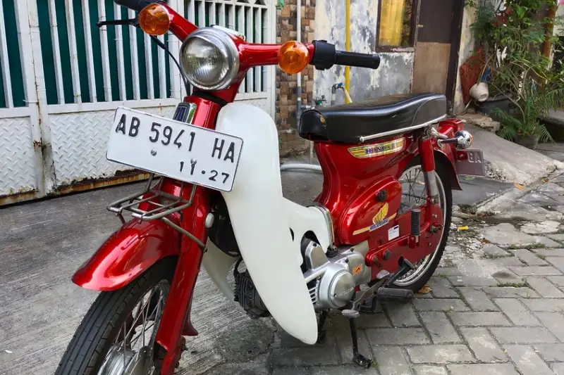Battle Motor Bebek Jadul: Honda C70 Vs Yamaha V50 - OLX News