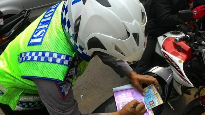pelanggaran lalu lintas