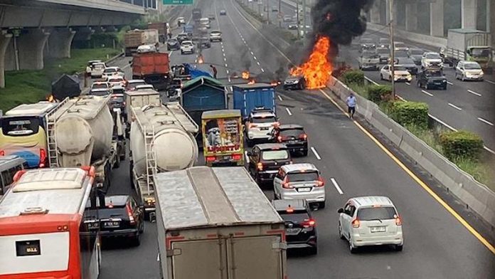 Kecelakaan di Tol Jakarta CIkampek
